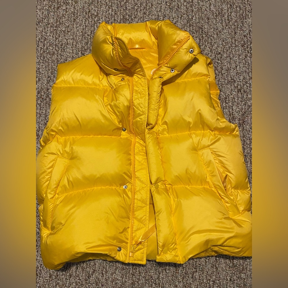 Aritzia Mega Puff Vest. Size Medium